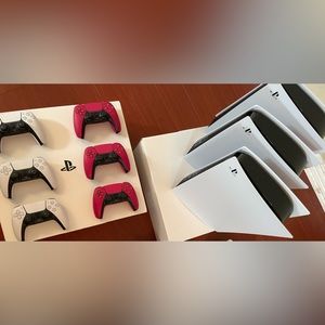 PS5 825GB $760 EACH 2 CONTROLLERS INCLUDED (1
WHITE 1 RED) 2 GAMES INSTALLED